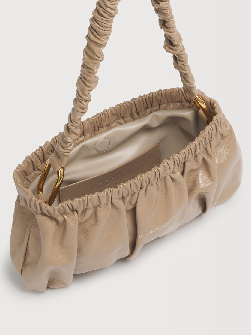 Clutch aus taupefarbenem, gerafftem Leder, Image 2