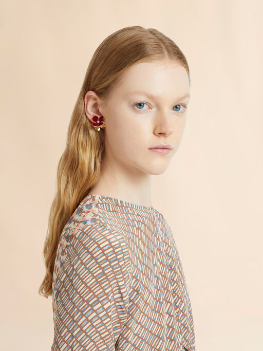 Boucles d'oreilles lobe avec fleur émaillée bordeaux - Boucles d’oreilles