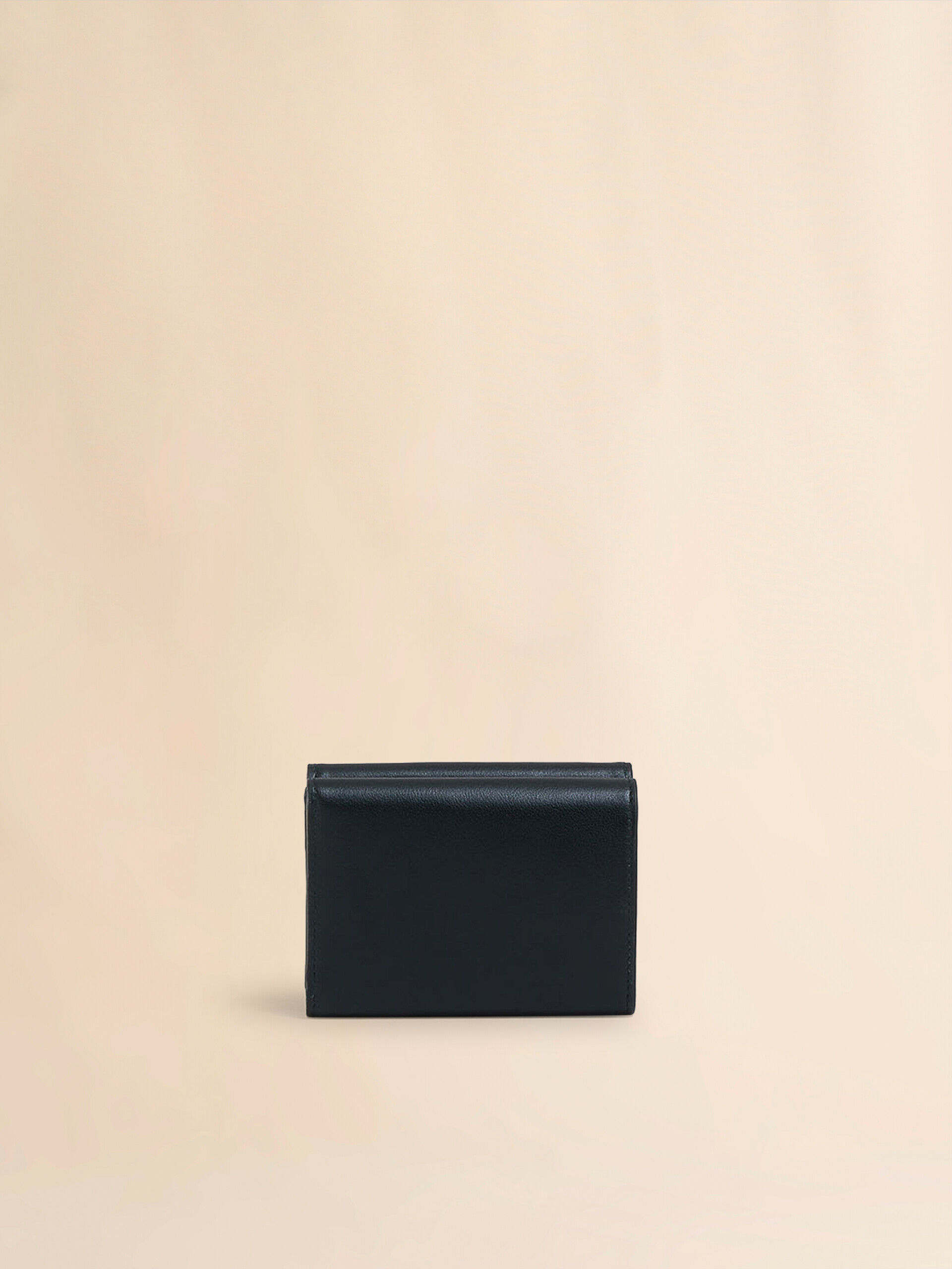 【MARNI】関税込☆エンボスロゴ 二つ折り レザーウォレット ブラック レザー製 二つ折りウォレット、レイズド マルニロゴ