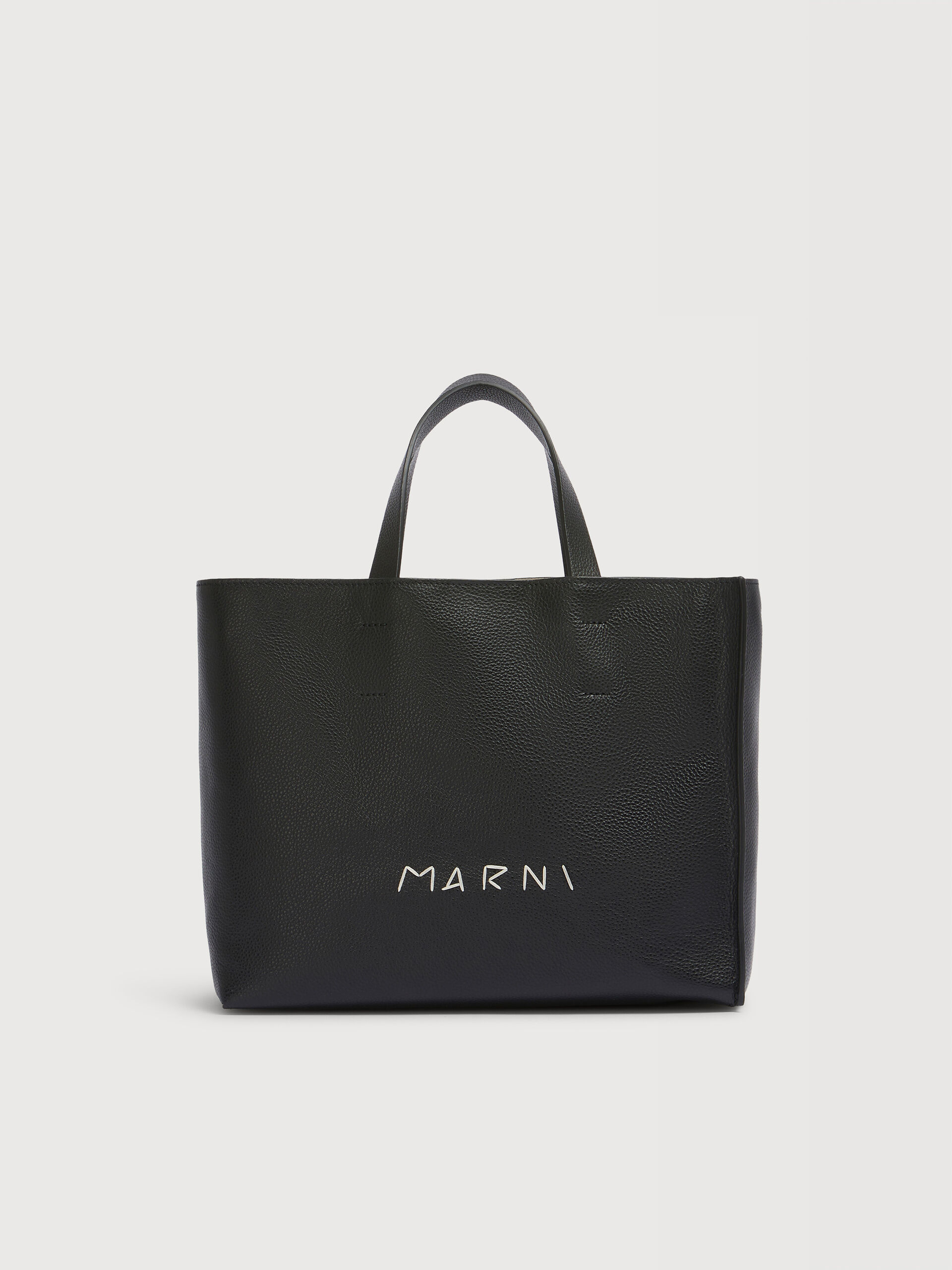 新品☆完売　MARNI マルニ トートバッグ ブラック ロゴ　ハンドバッグ ブラックレザー Museo Softトートバッグ Marni Symbol刺繍入り | Marni