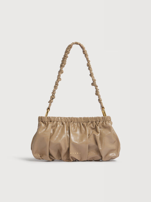 Clutch aus taupefarbenem, gerafftem Leder - Schultertaschen