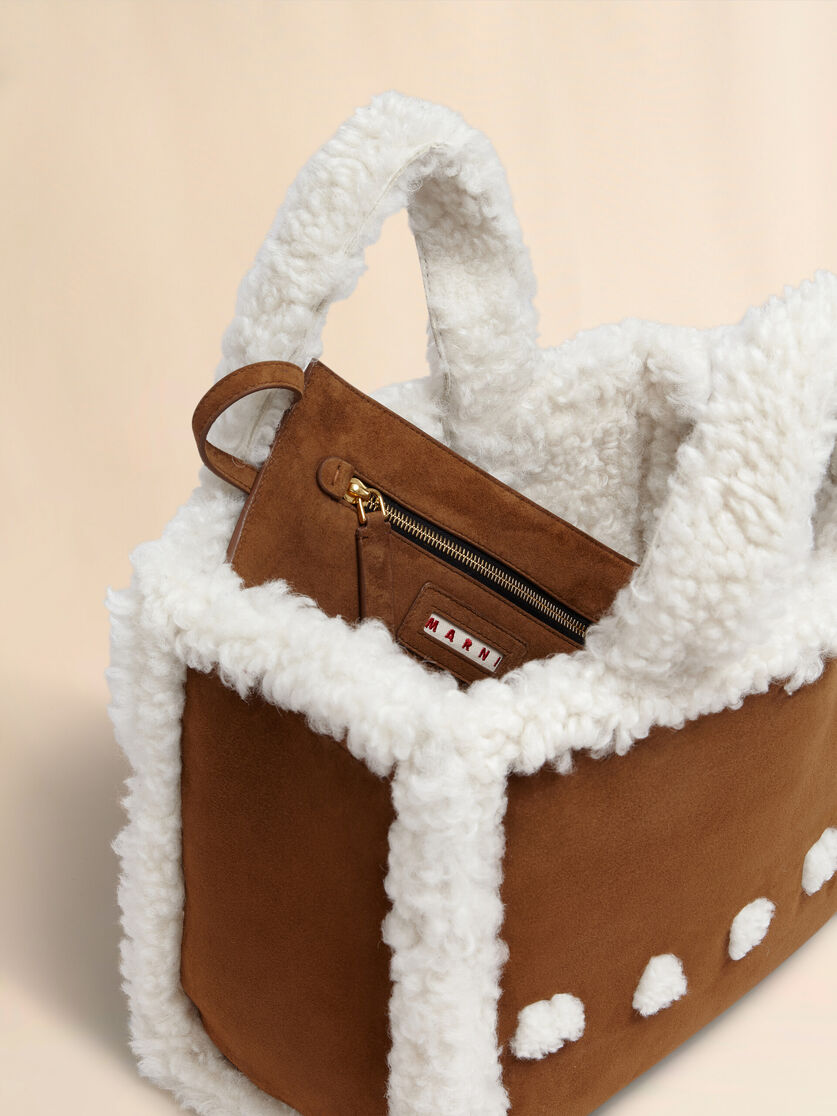 Sac à main en daim marron avec bord en shearling blanc - Sacs cabas - Image 3