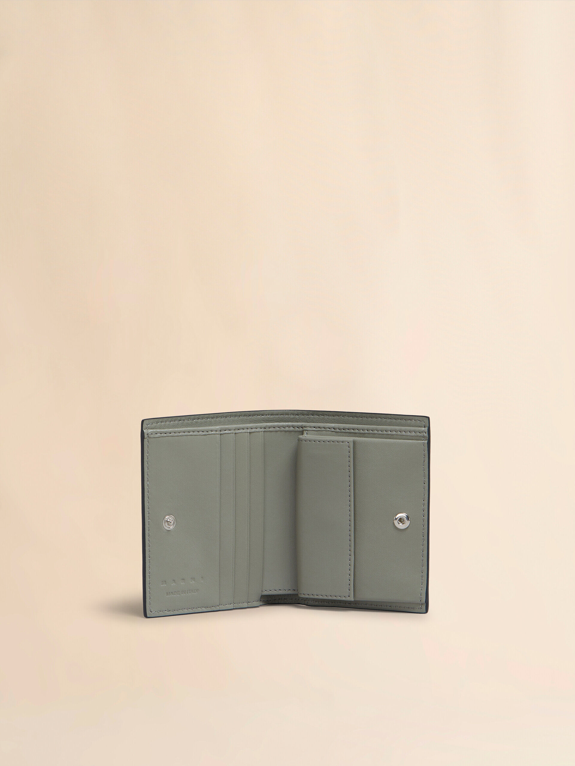MARNI ブルーとブラック 二つ折り財布 ブルー サフィアーノレザー二つ折りウォレット | Marni
