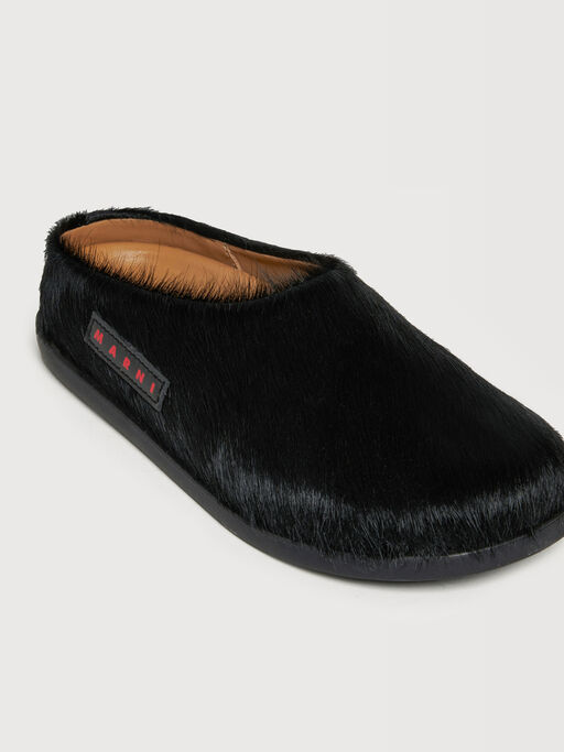 Schwarze Fussbett-Pantoletten aus Kalbsleder mit langem Fell - Sneakers