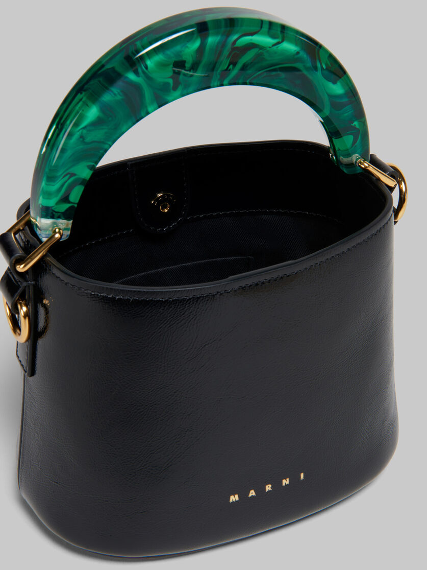 Schwarze Mini Bucket Bag Venice aus Lackleder - Schultertaschen - Image 4