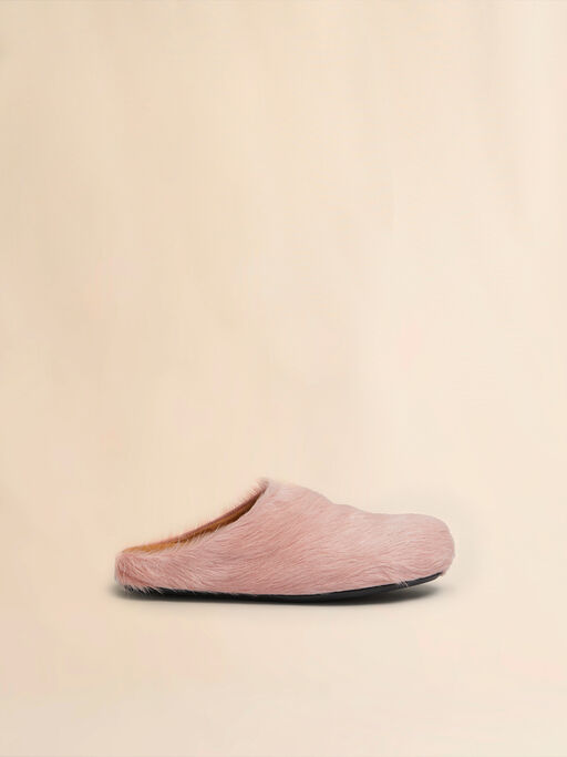 Rosafarbene Fußbett-Sabots aus Kalbsfell - Holzschuhe