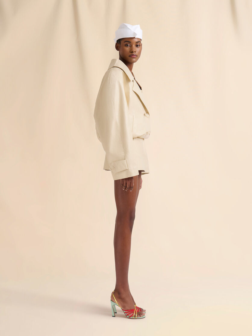Cremefarbenes Minikleid aus Nappa mit Abnähern - Kleider - Image 6