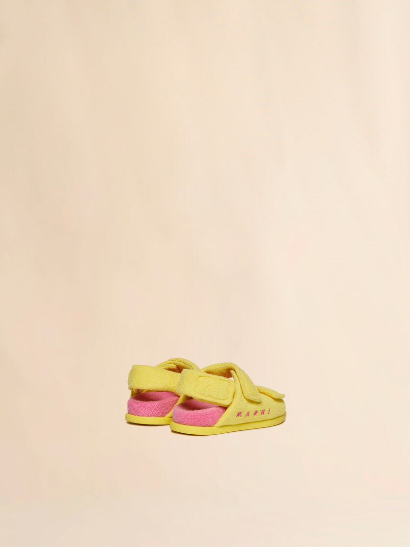 Fussbett mit drei gelben und rosafarbenen Frottee-Riemen - Sneakers - Image 3