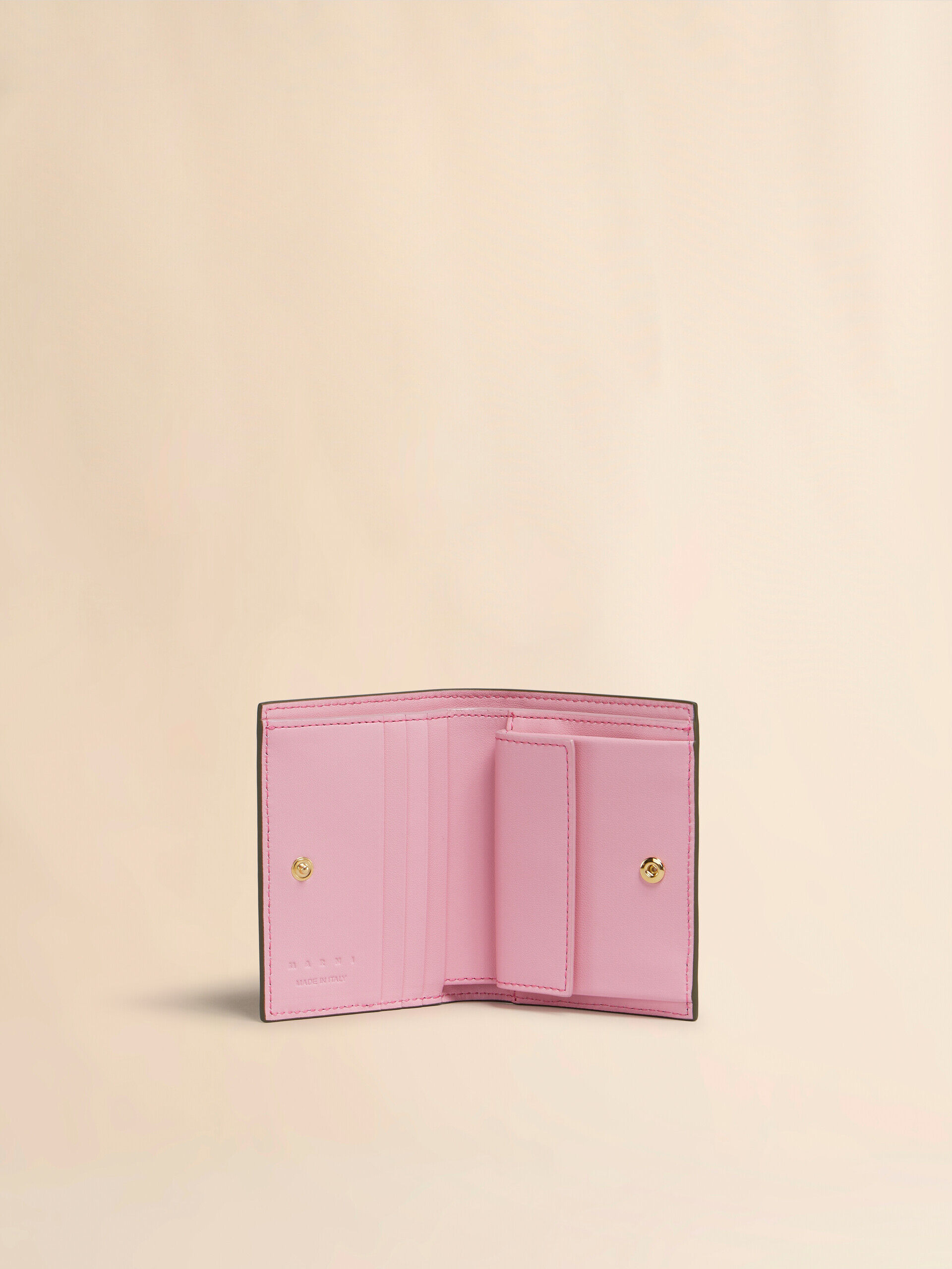 ディープグリーン 二つ折りウォレット、マルニシンボル刺繍入り | Marni