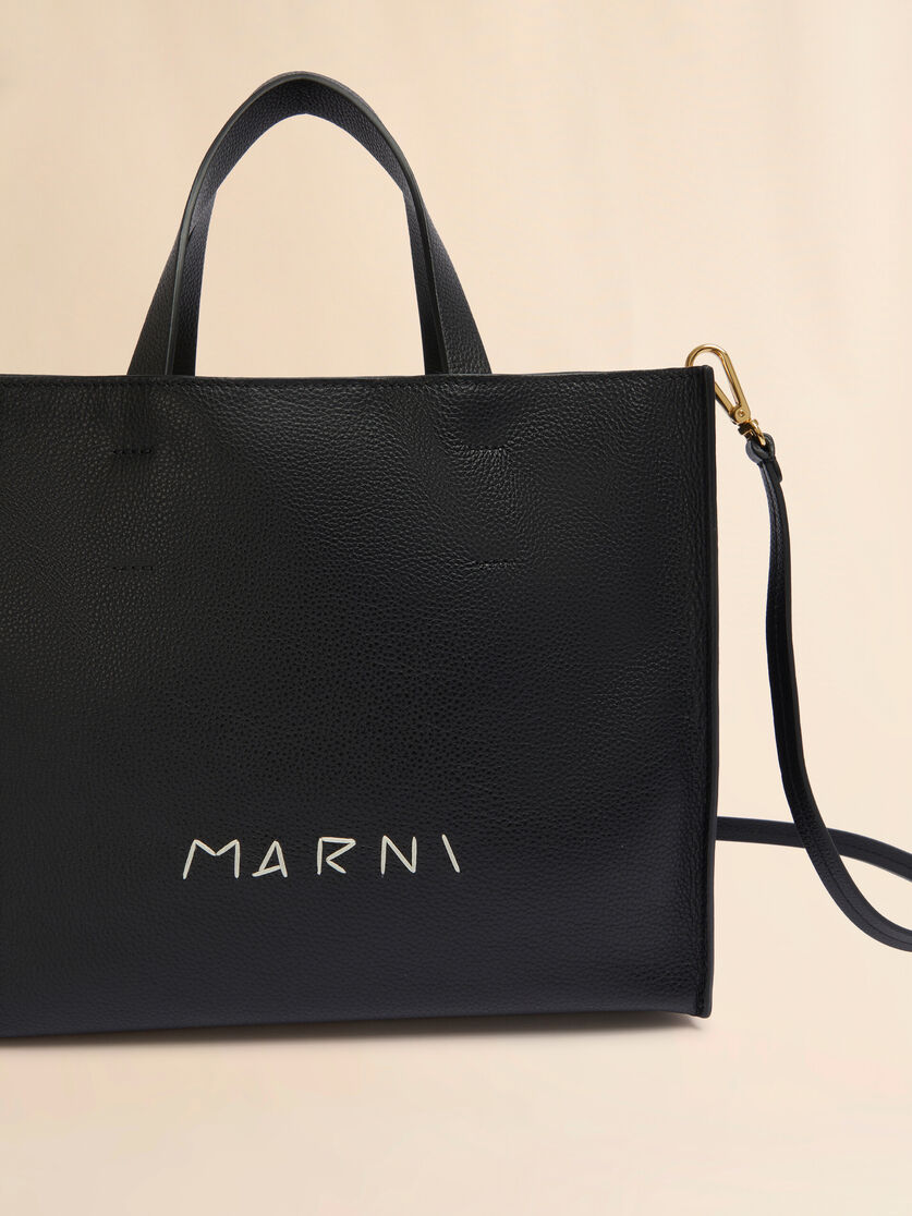 Museo Soft Tote Bag de piel negra con bordado Marni Symbol - Bolsos shopper - Image 5