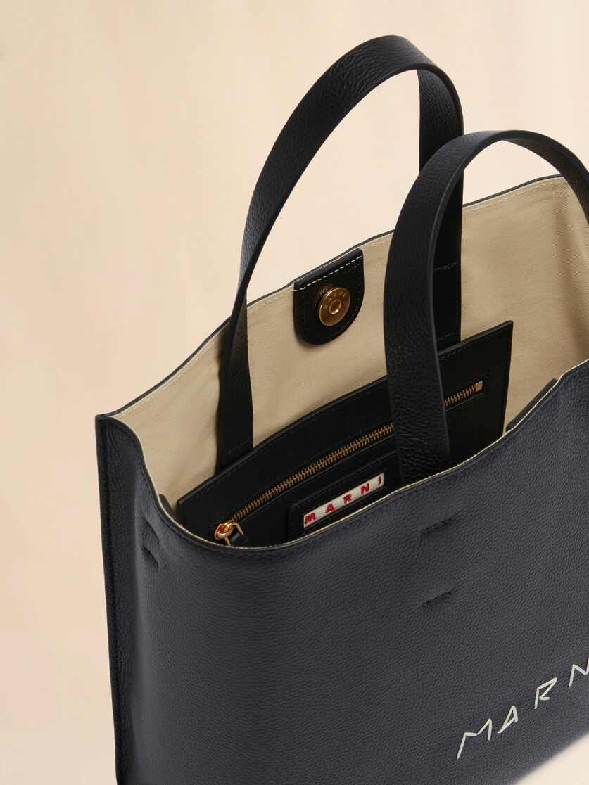 Museo Soft Tote Bag de piel negra con bordado Marni Symbol - Bolsos shopper - Image 4