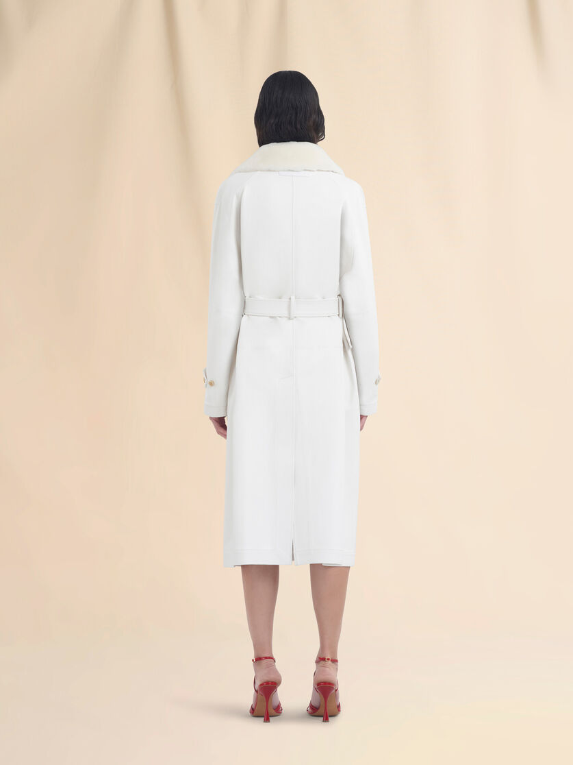 Abrigo de napa blanca con cuello de shearling - Abrigos - Image 3