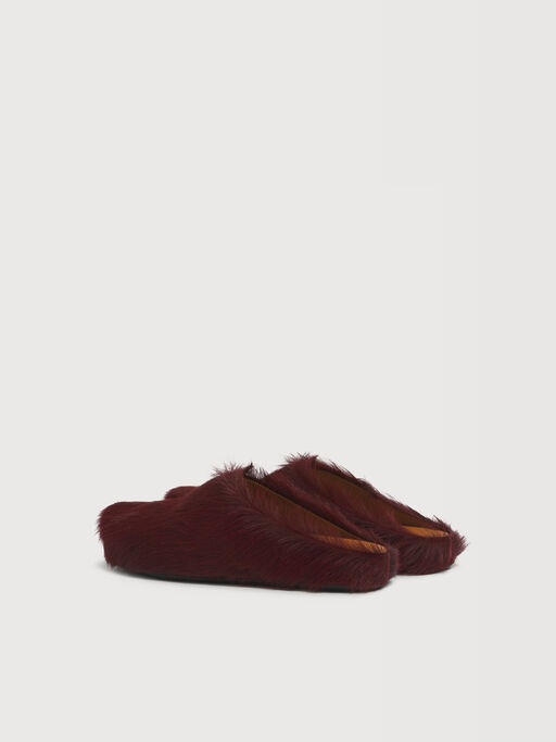Rote Fu&szlig;bett-Pantoletten aus Langhaar-Kalbsleder - Holzschuhe