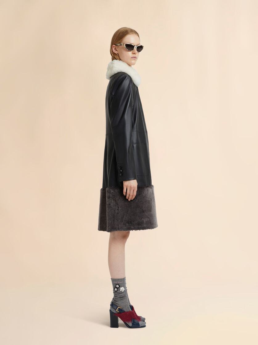 Abrigo de napa negra con inserciones de borreguito, Image 6
