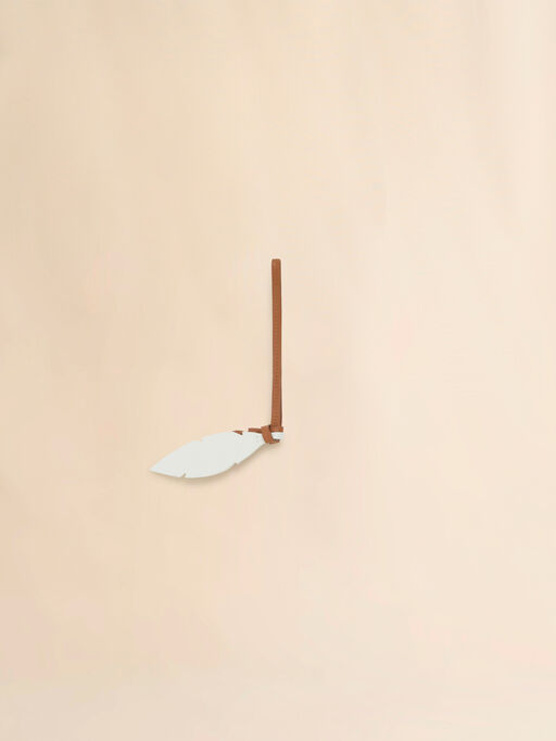 Colgante de pluma de cuero blanco y marrón con logotipo - Llavero