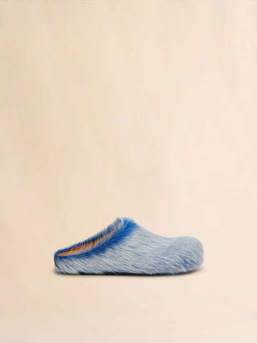 Indigoblaue Fussbett Pantoletten aus Kalbsleder mit langem Fell - Holzschuhe