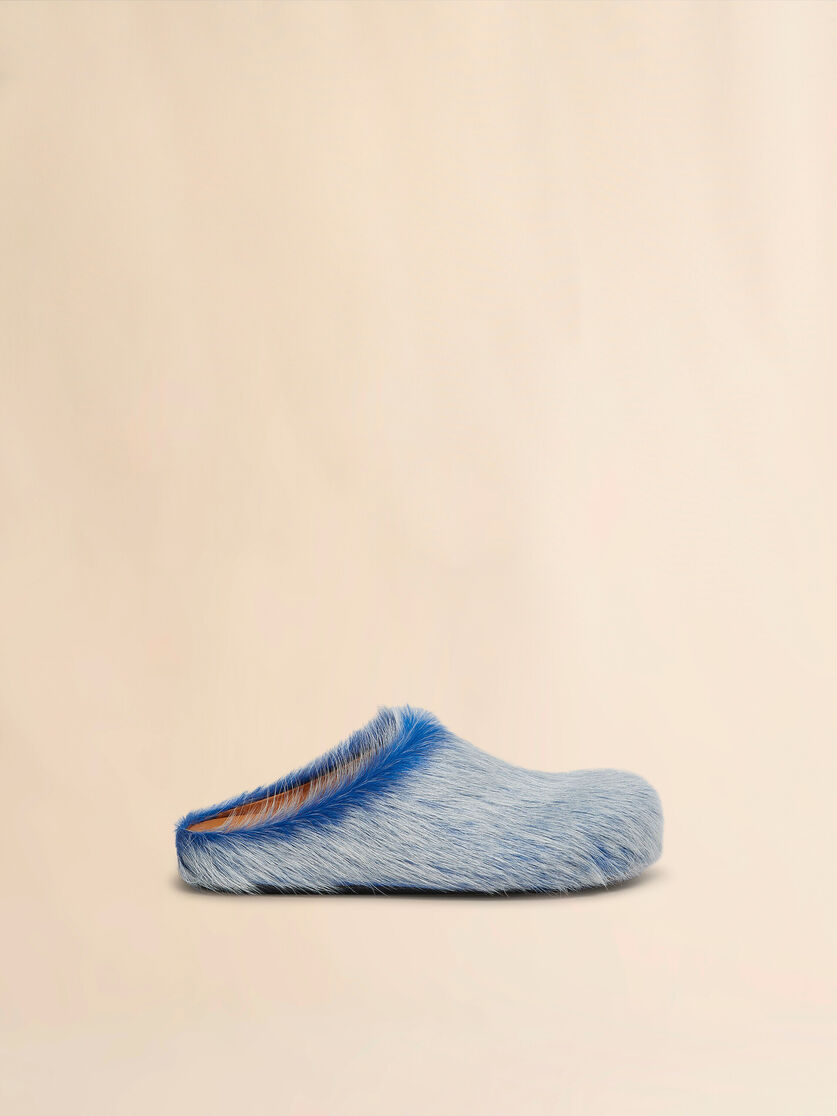 Blau-graue Fußbett-Sabots aus Kalbsfell - Holzschuhe - Image 1