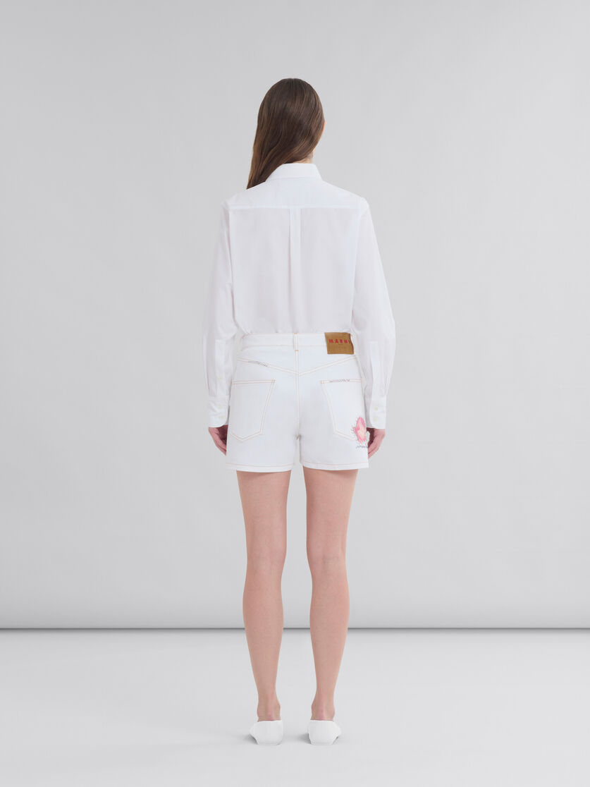 Shorts in denim bianco con applicazione a fiore - Pantaloni - Image 3