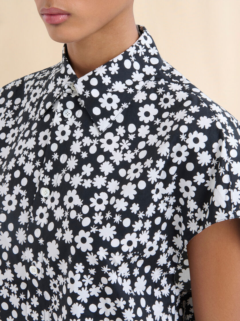 Black and white sleeveless cocoon shirt with Pop Fields motif - Shirts - Image 4