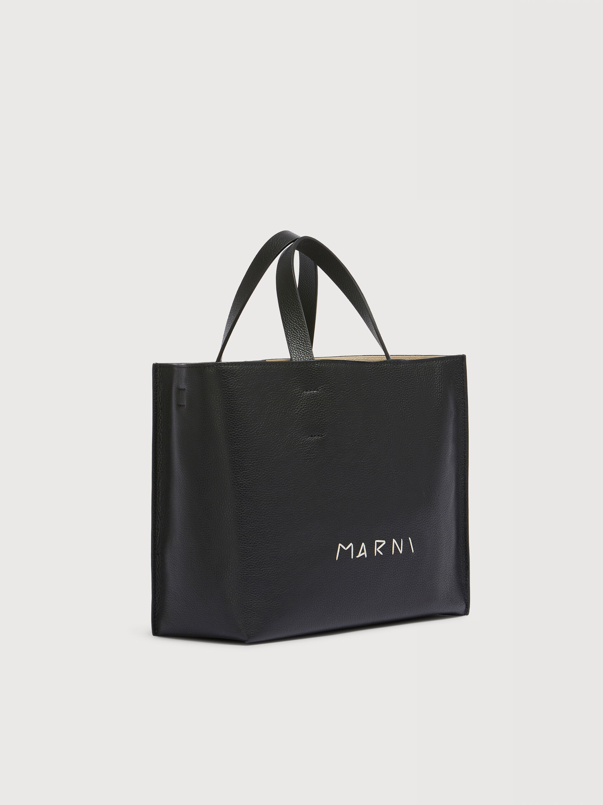 MARNI MARKETトートバッグ ブラック ブラックレザー Museo Softトートバッグ Marni Symbol刺繍入り | Marni
