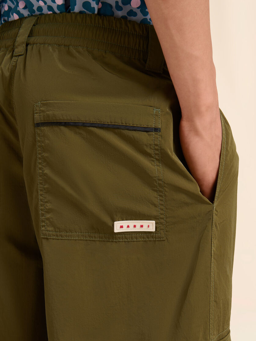 Green crinkled nylon cargo trousers with contrast piping, Image 4