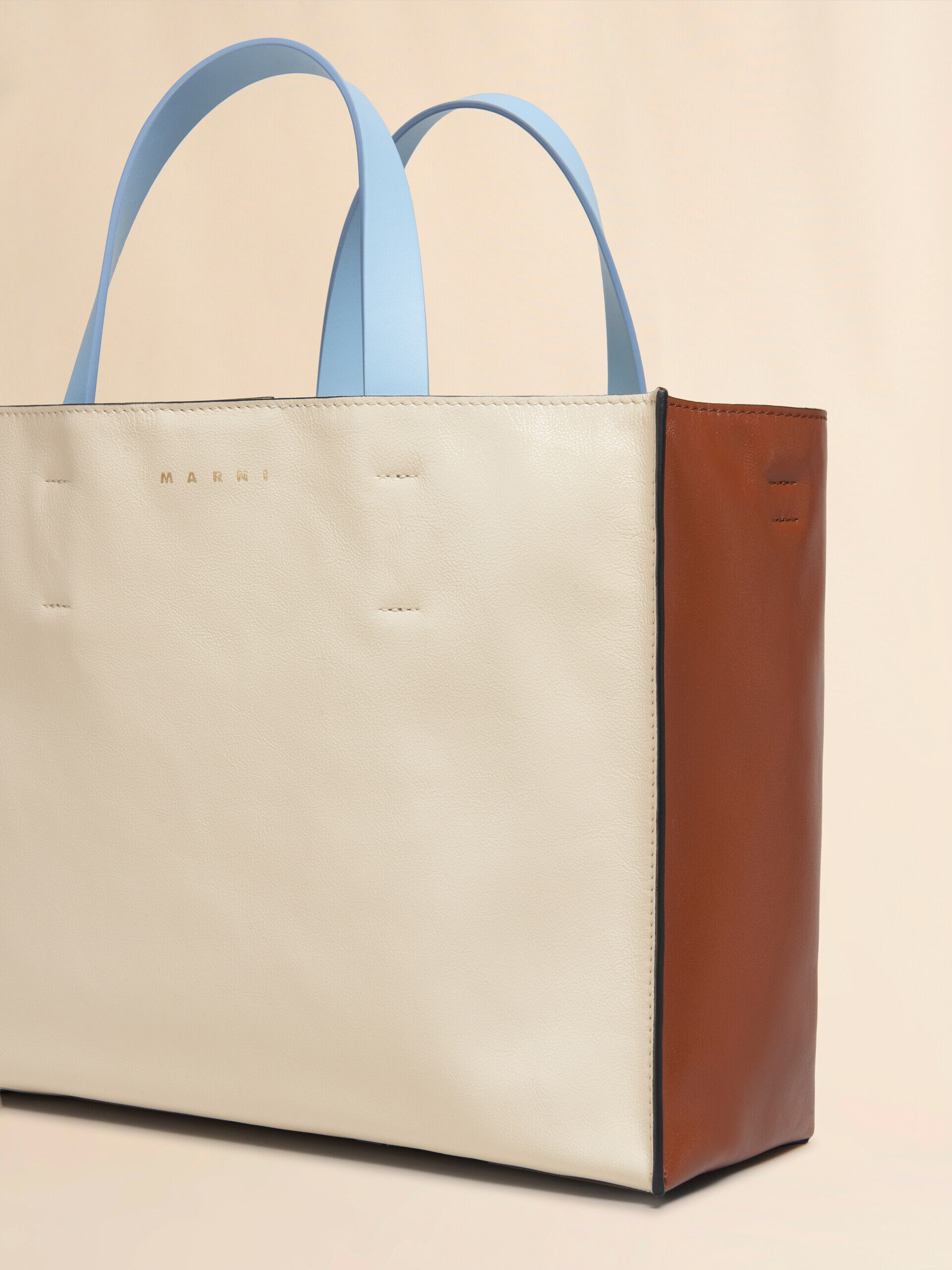 ホワイト、ブラウン、ライトブルー レザー製 Museo Soft E/W