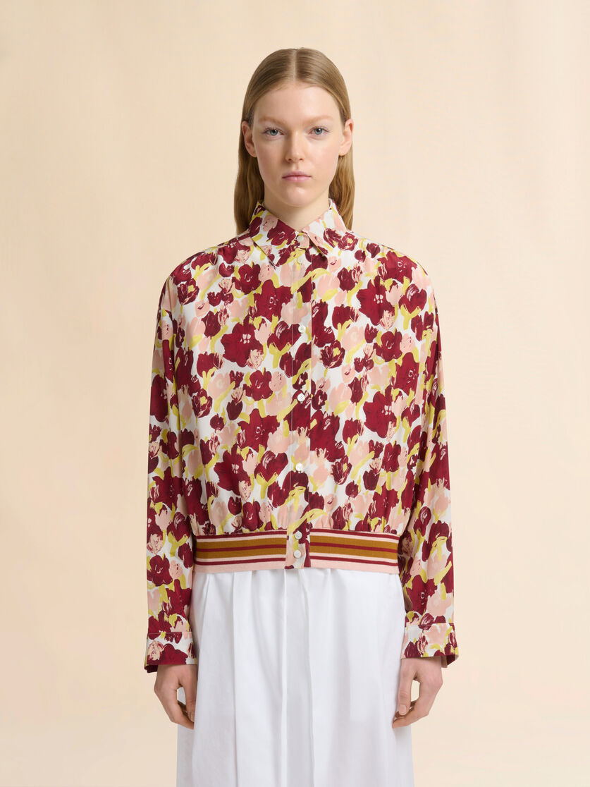 Camisa de seda con estampado Secret Bouquet en rosa y burdeos, Image 2