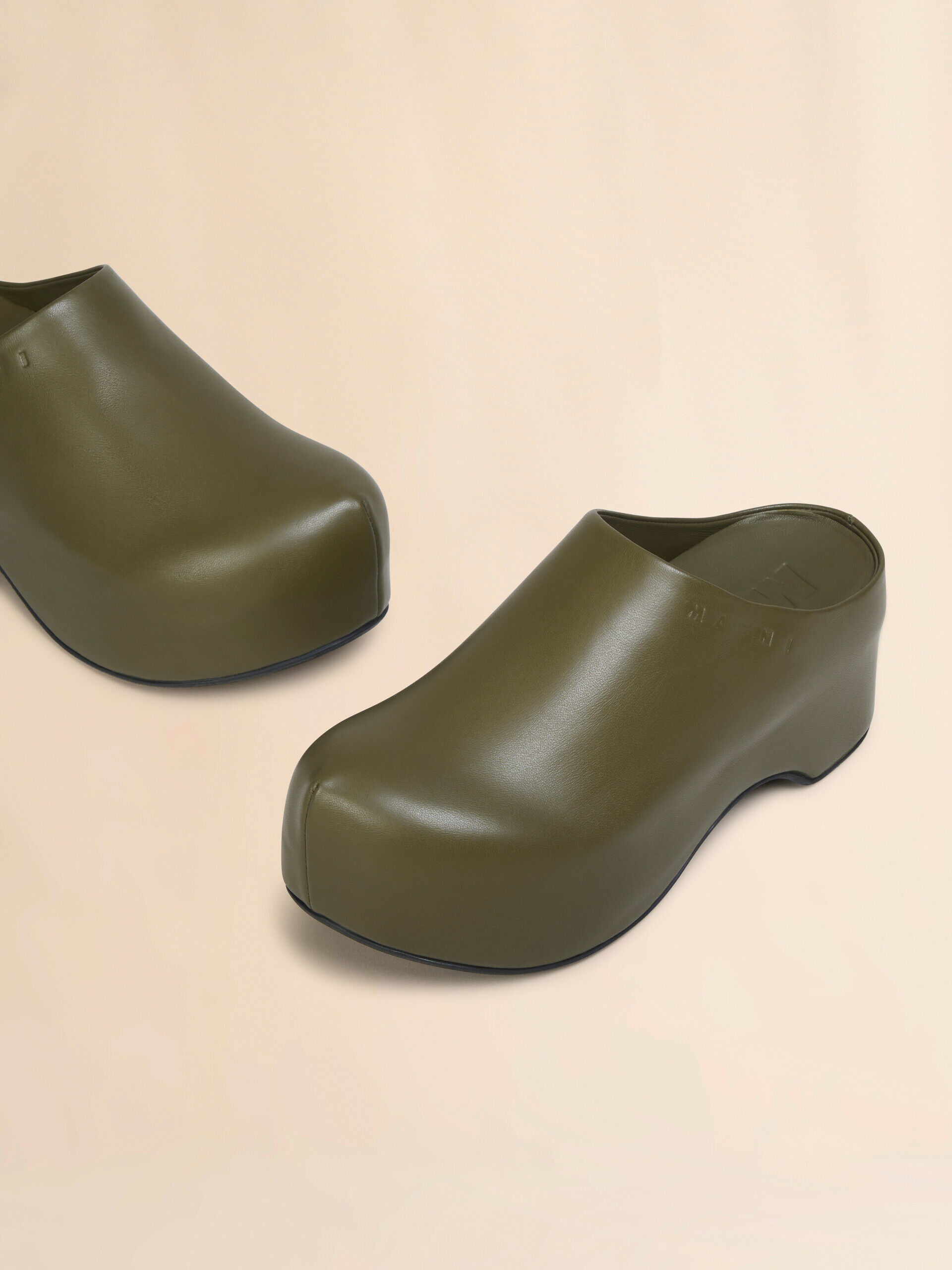 ディープグリーン レザー製チャンキークロッグサボ | Marni