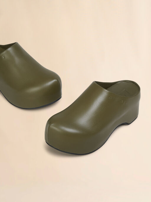 Dunkelgrüne klobrige Clogs aus Leder - Sandalen