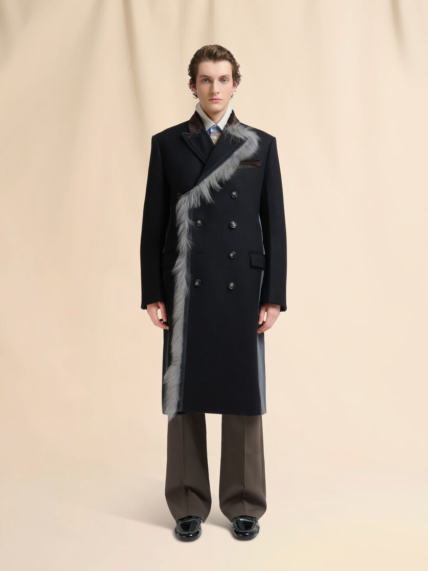 Cappotto in feltro di lana nera con bordo in pelliccia - Cappotti - Image 2