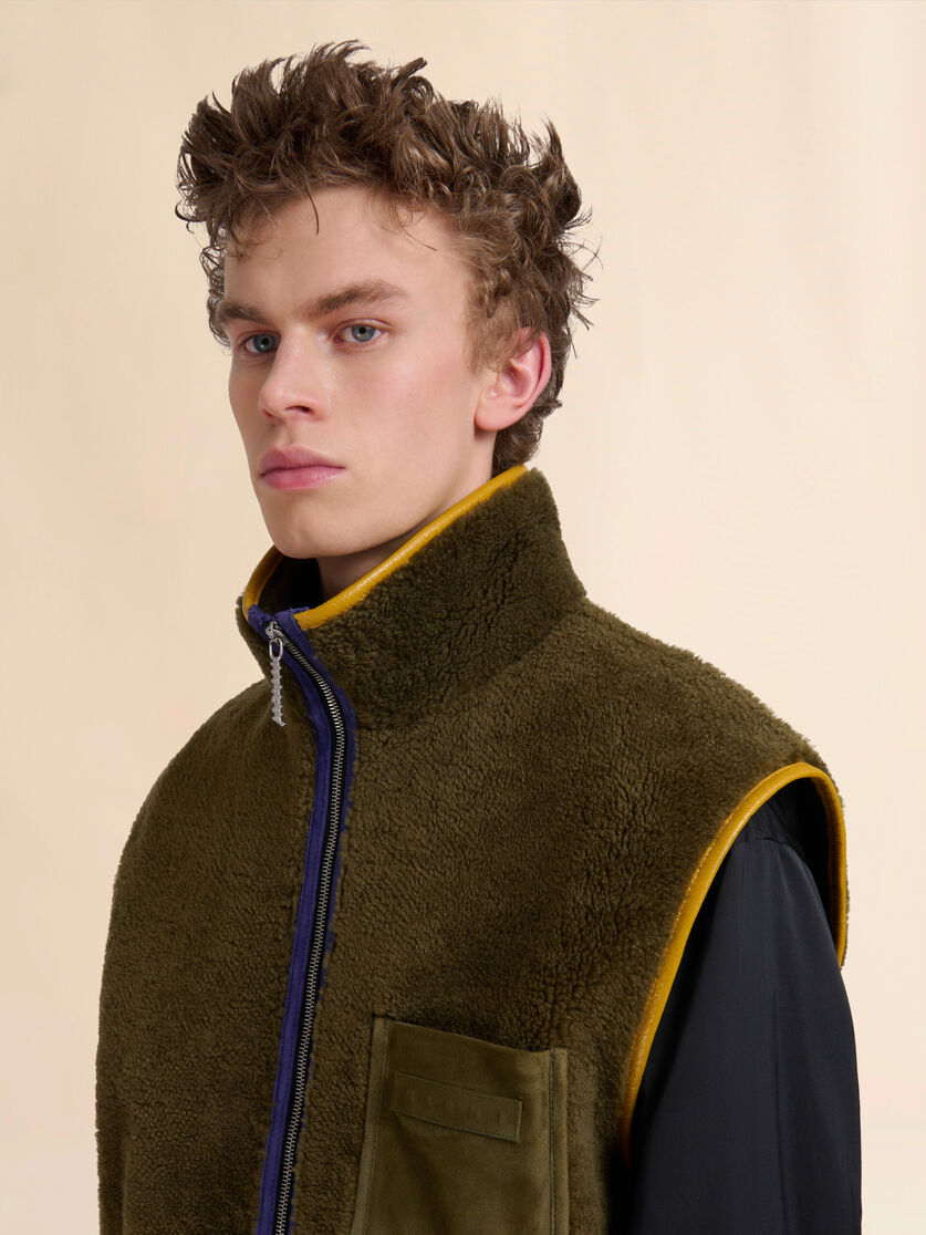 Dunkelgrüne Weste aus Shearling - Weste - Image 4