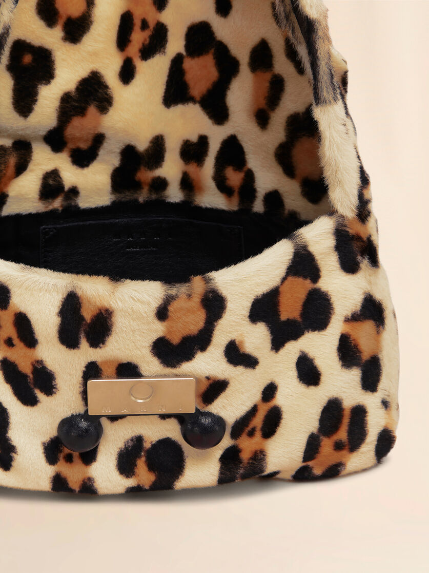 Mittelgroße Trunkaroo Soft Schultertasche aus Shearling mit Animal-Print - Schultertaschen - Image 3