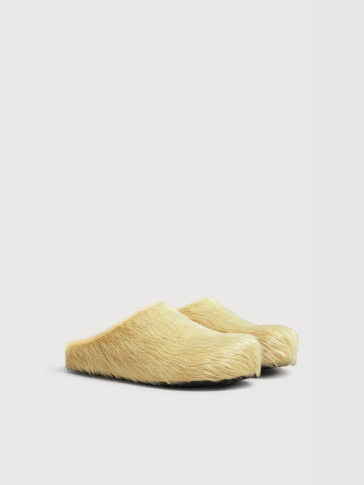 Gelber Fu&szlig;bett-Sabot mit langem Kalbsfell - Holzschuhe