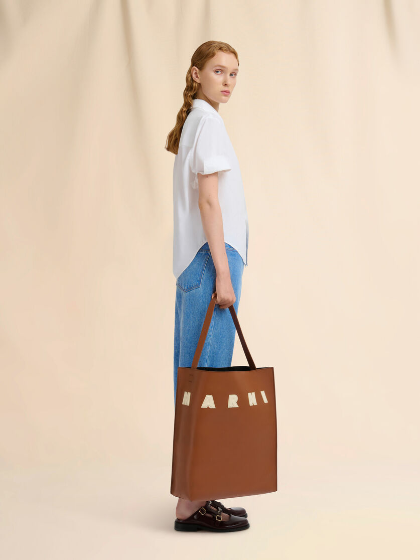 Bolso hobo Museo de piel marrón y blanca con parches - Bolsos shopper - Image 2