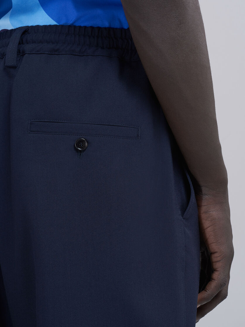 Kurz geschnittene Hose aus kühler Wolle mit Kordelzug in der Taille - Hosen - Image 4
