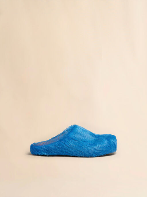 Blaue Fußbett-Sabots aus Kalbsfell - Holzschuhe