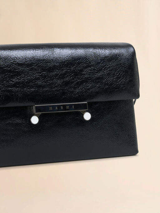 Mittelgroße Envelope-Tasche aus schwarzem Lackleder mit Craquelé-Optik - Schultertaschen