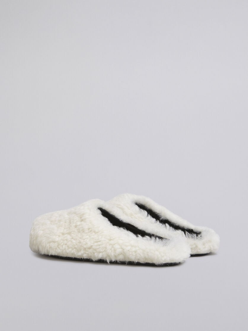Weiße, gekräuselte Schafsfell-Fußbett-Pantolette - Holzschuhe - Image 3