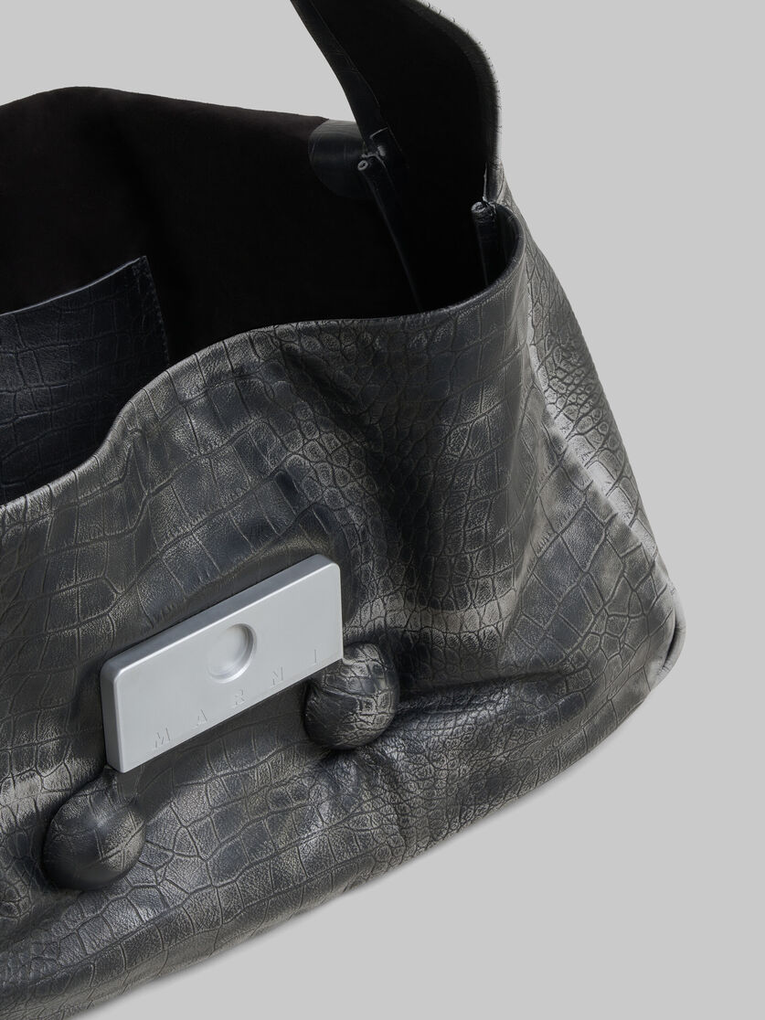 Mittelgroße schwarze Trunkaroo Handtasche aus Leder mit Kroko-Print - Schultertaschen - Image 2