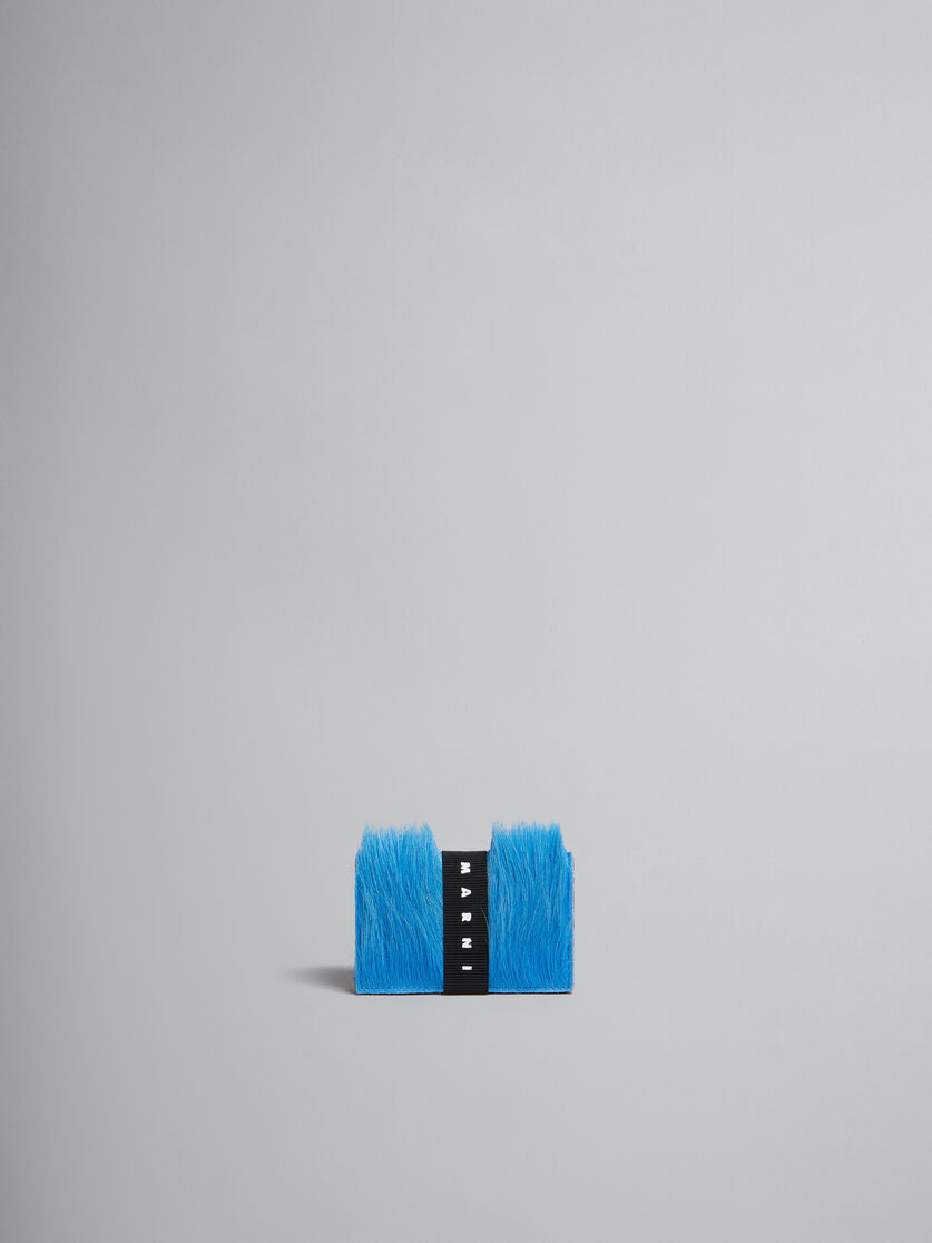 로고 스트랩이 있는 블루 롱 헤어 송아지 가죽 3단 지갑 - 지갑 - Image 1