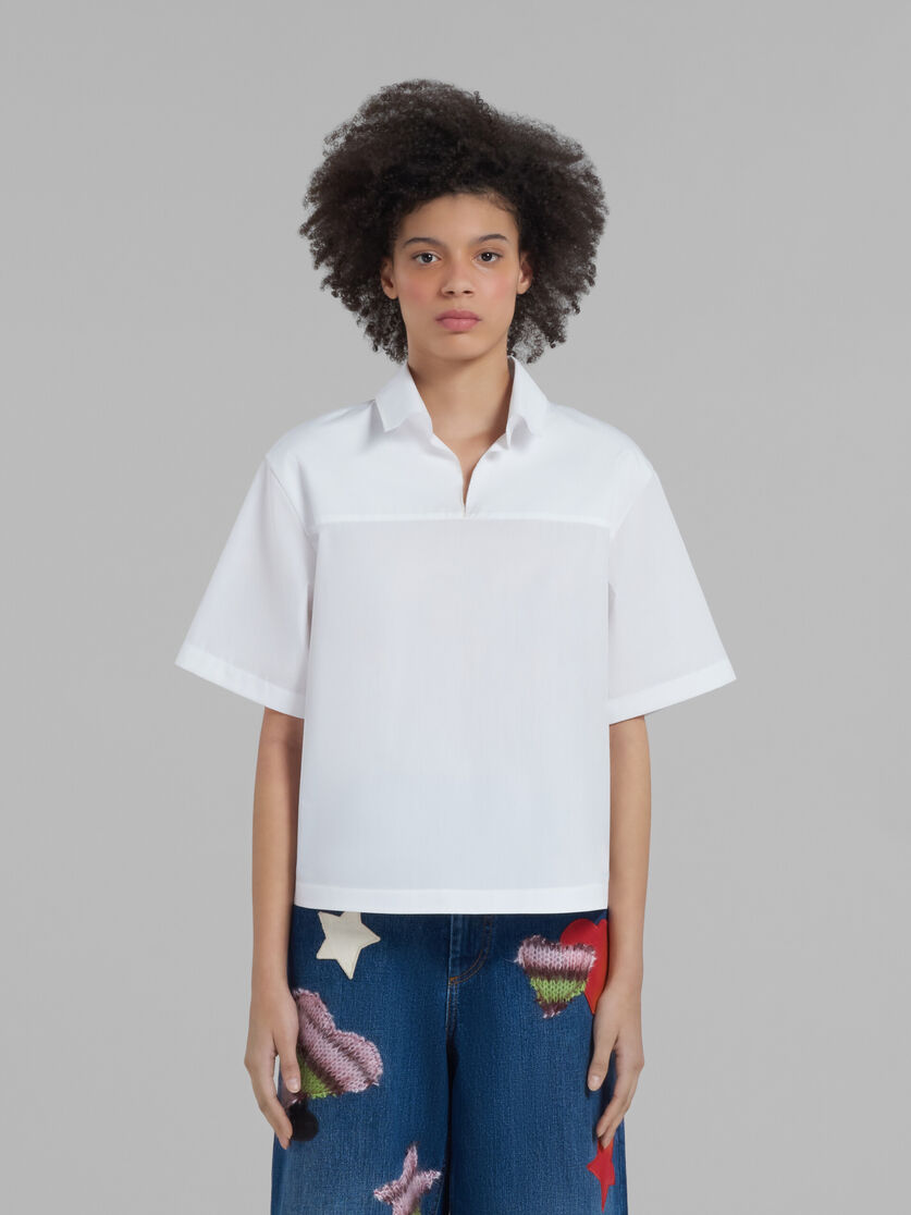 Blusa in popeline biologico bianco con retro a polo - Camicie - Image 2