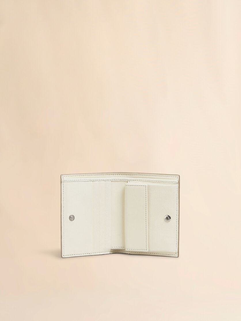 Cartera de dos cuerpos de piel negra con logotipo Marni en relieve - Carteras - Image 2