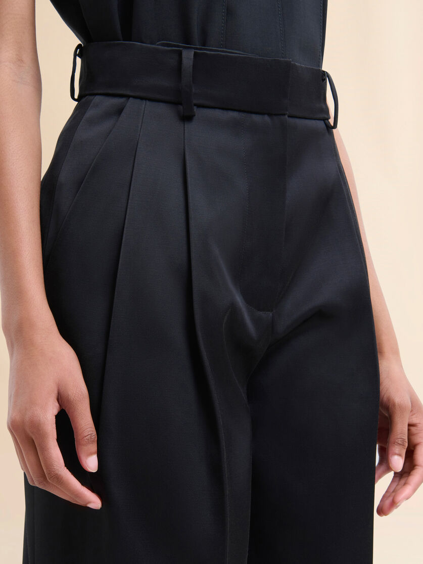 Duchesse-Bermudashorts mit gewelltem Saum - Hosen - Image 4