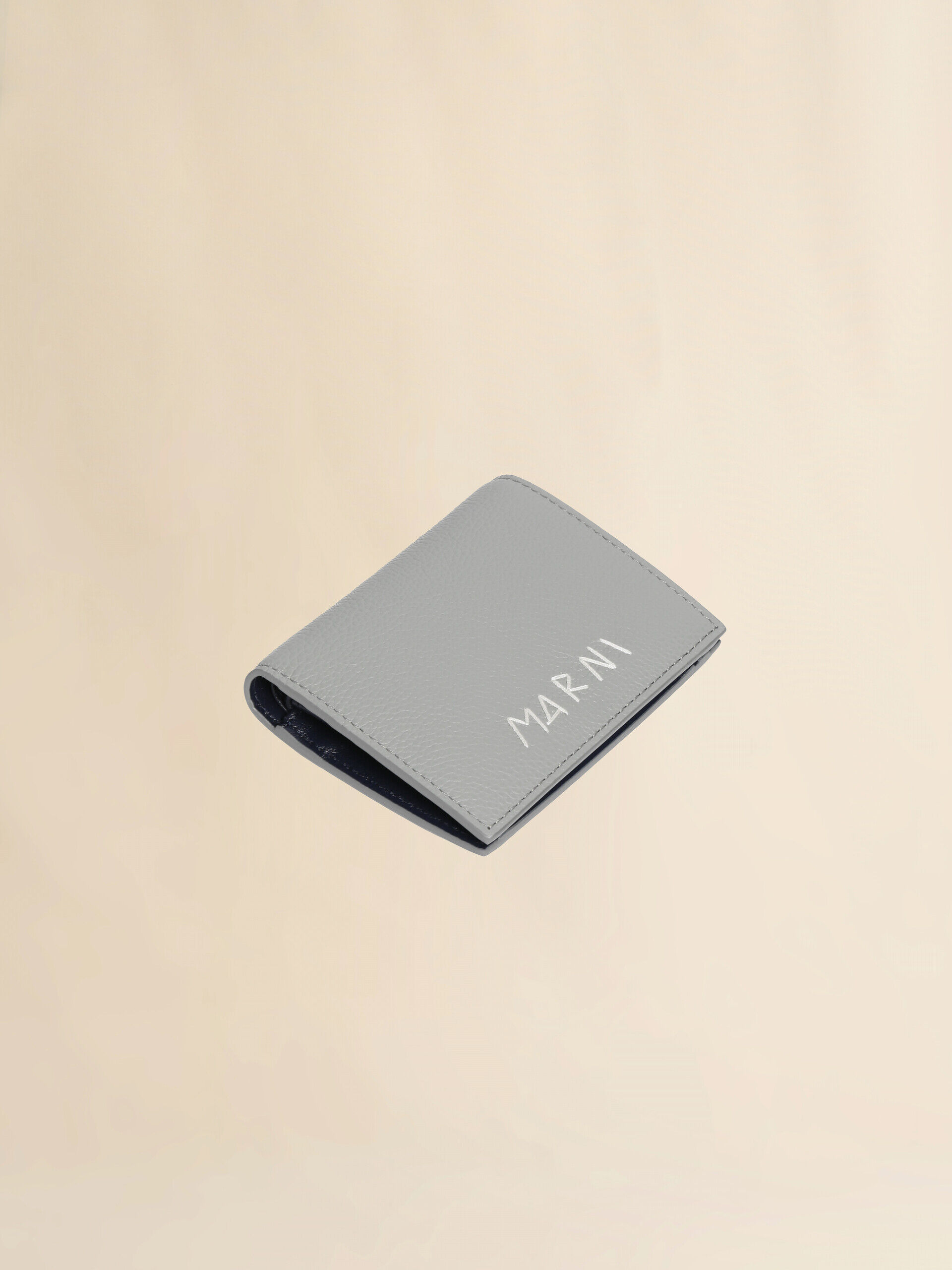 グレー レザー製二つ折りウォレット、マルニシンボル刺繍入り | Marni