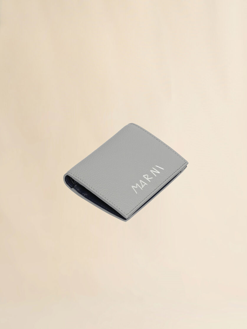 グレー レザー製二つ折りウォレット、マルニシンボル刺繍入り, Image 3
