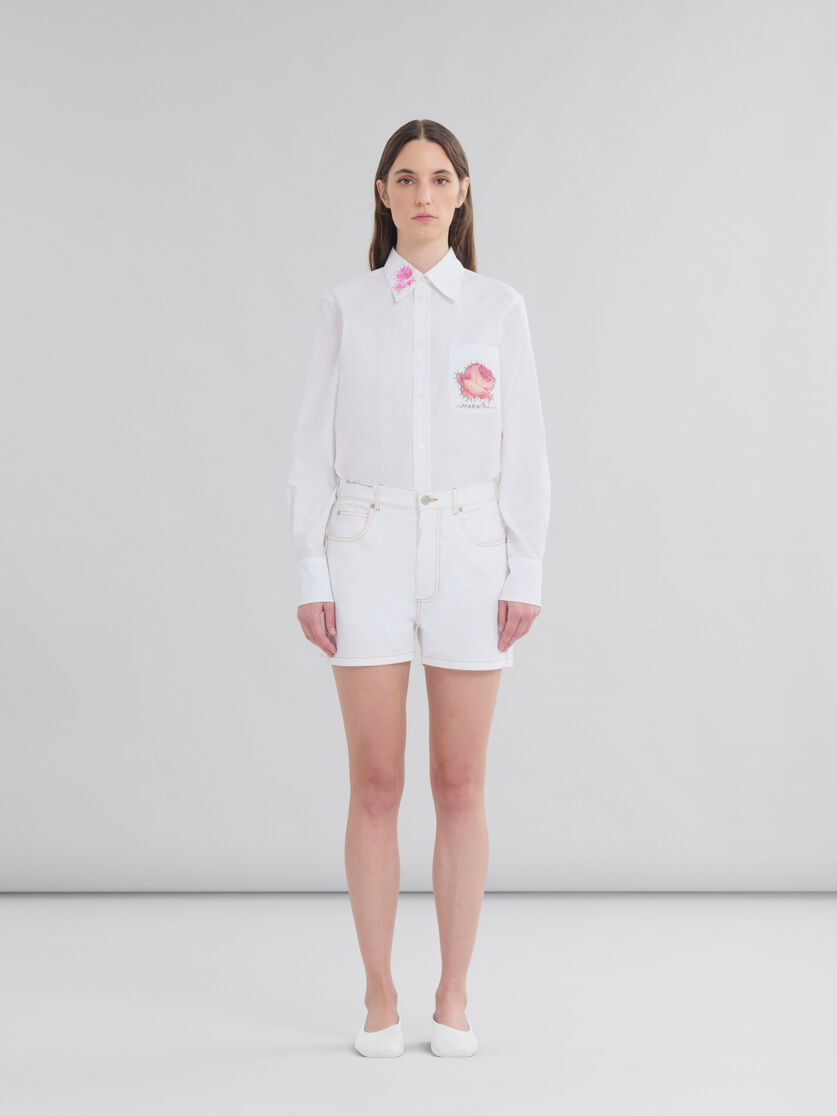Shorts in denim bianco con applicazione a fiore - Pantaloni - Image 2