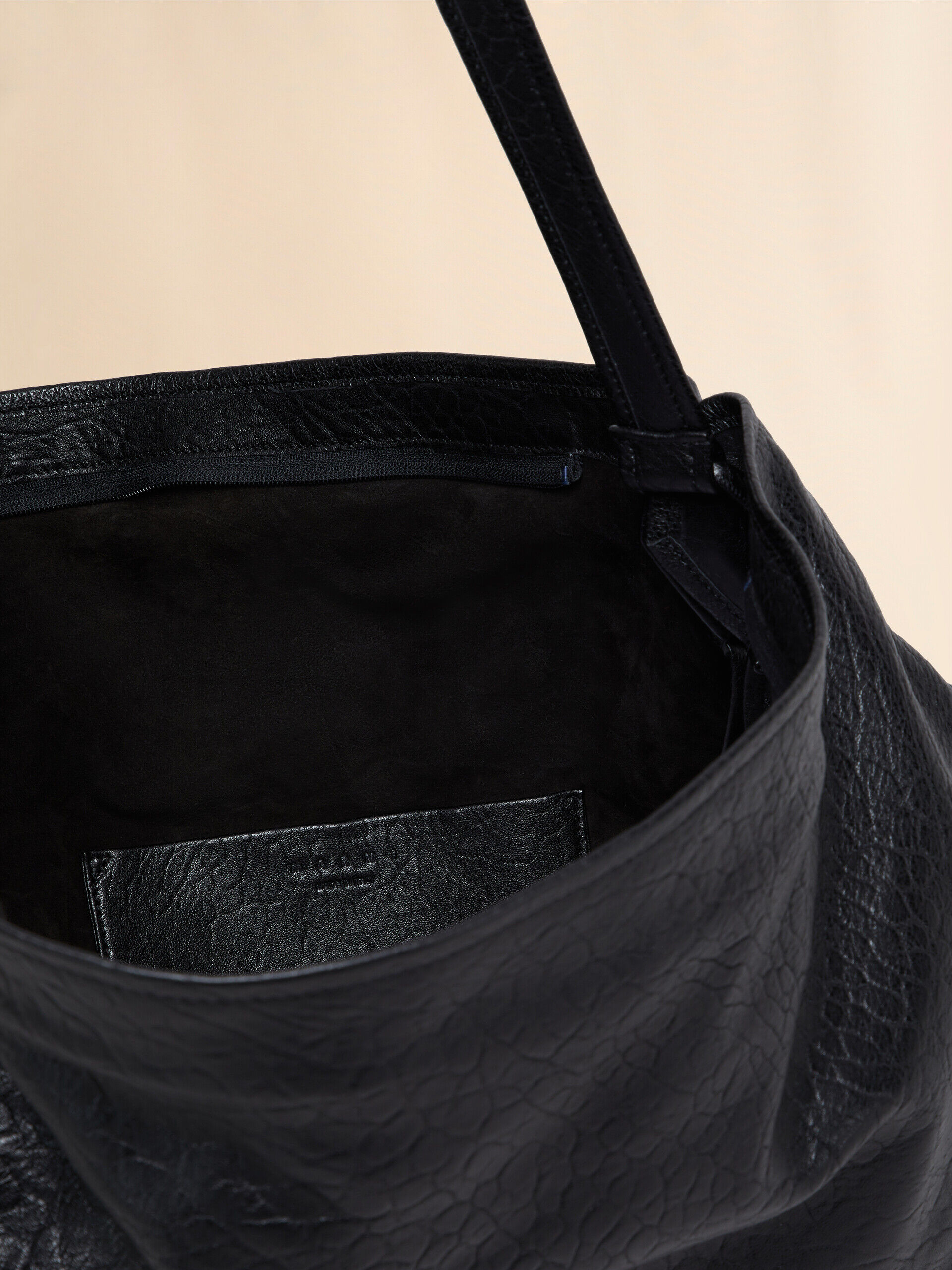 【関税＆送料込み】Marni 'Hobo Small' Shoulder Bag Marni 'Hobo Small' Shoulder Bag in Black | THE LIST