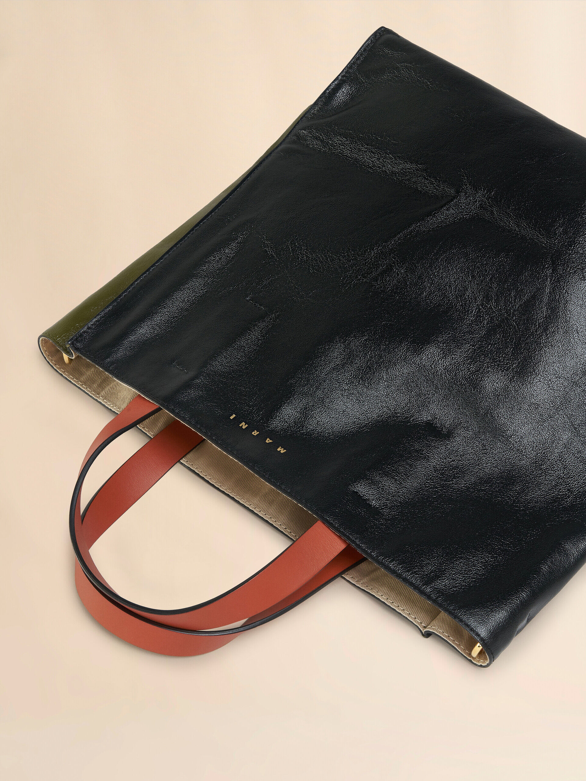 【MARNI】タンブルレザー製 MUSEO SOFT バッグ ブラック レザー製 Museo ラージソフトトートバッグ、マルニ
