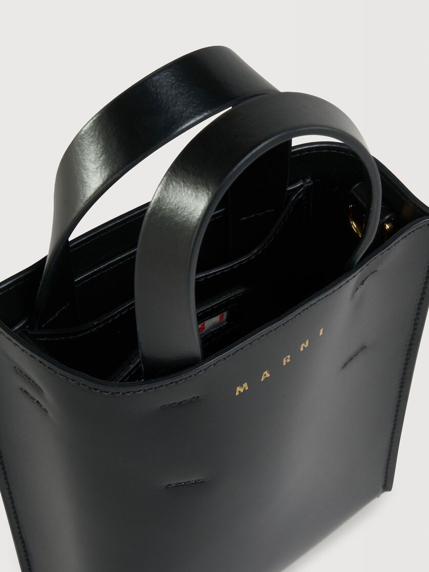 MUSEO nano bag in black leather, Image 2