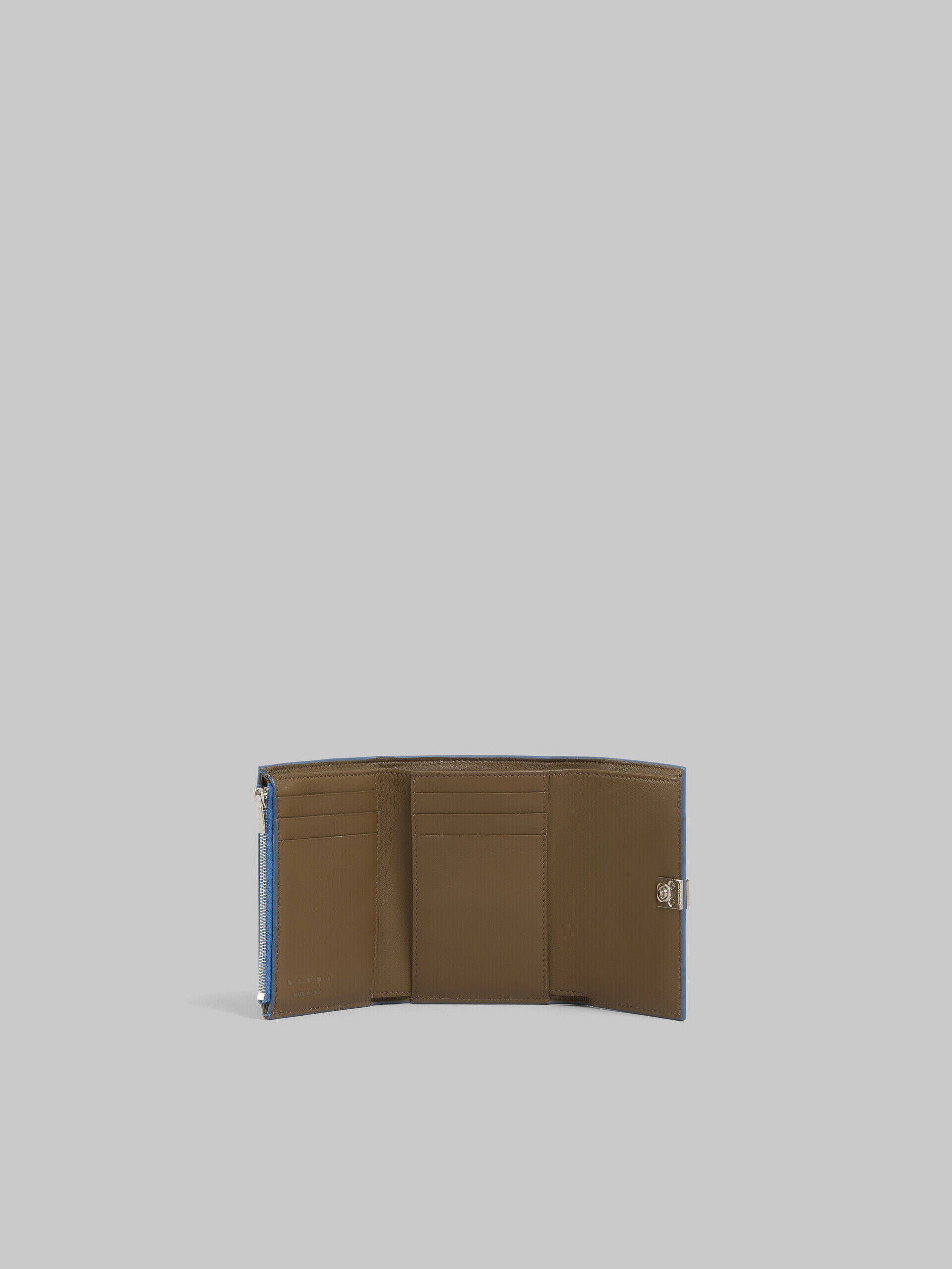 マルニ 財布 ブラック レザー製 Prisma 三つ折 メタルプレート付き